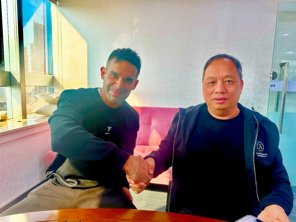 Willy Martínez en reunión con un socio comercial chino